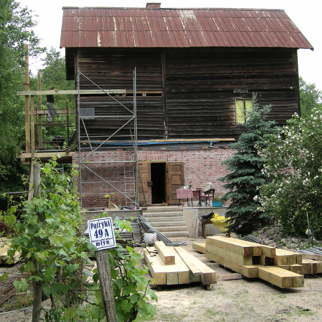 Mlyn-Patryki-dobudowany-nawis-z-lewej-strony-2012