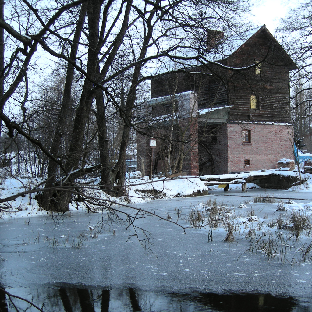Mlyn-Patryki-zima-2012-roku-widok-od-strony-rozlewiska