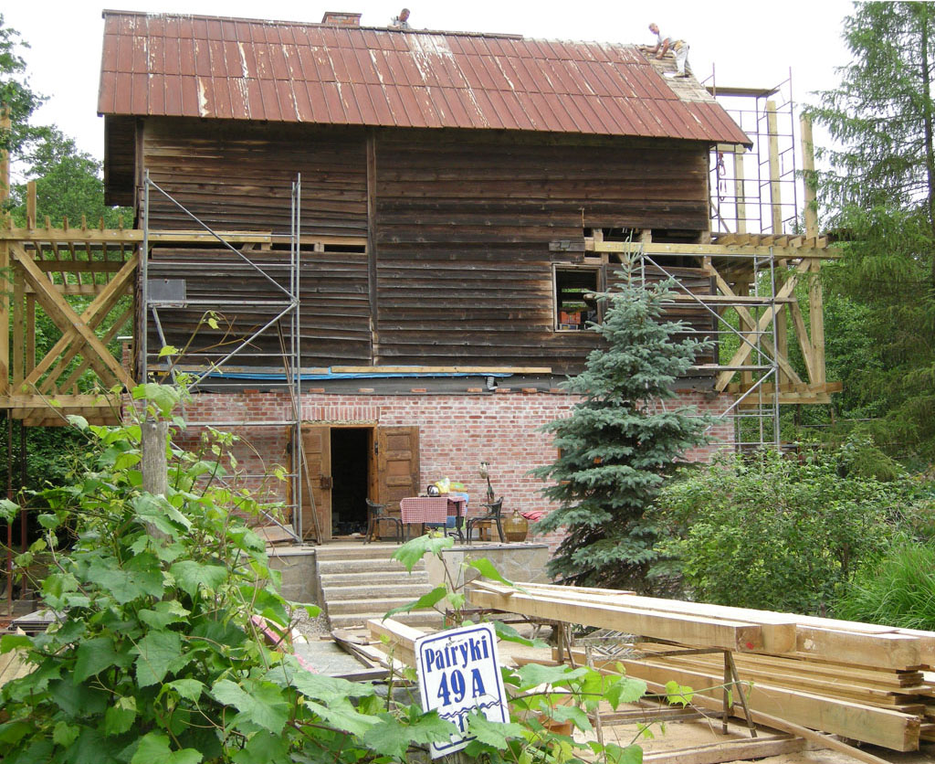 Mlyn-Patryki-zabieramy-sie-za-rozbiorke-dachu-2012