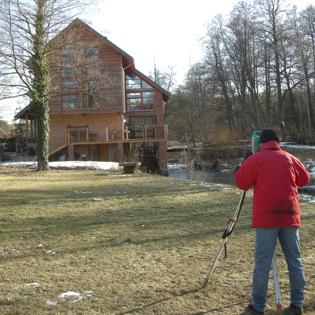 geodeta-robi-pomiary
