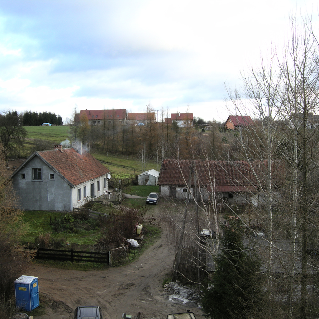 Widok-na-gospodarstwo-sasiadow-z-dachu-Mlyna-Patryki
