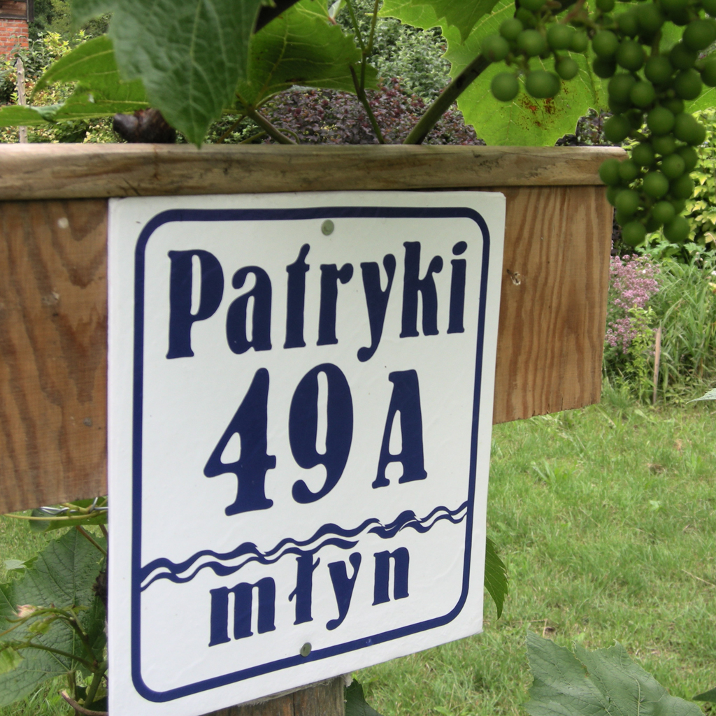 Tablica z adresem-mlyna-autorstwa-Zdzicha-Milacha