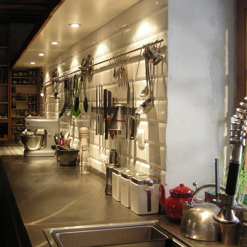 Widok-swiecacej-kuchni-od-drugiej-strony