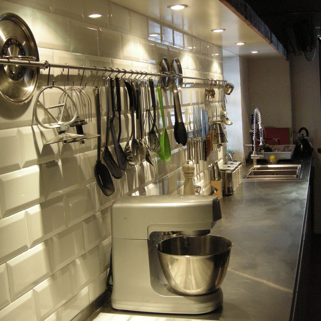 Kuchnia-prawie-skonczona-swieca-sie-lampki