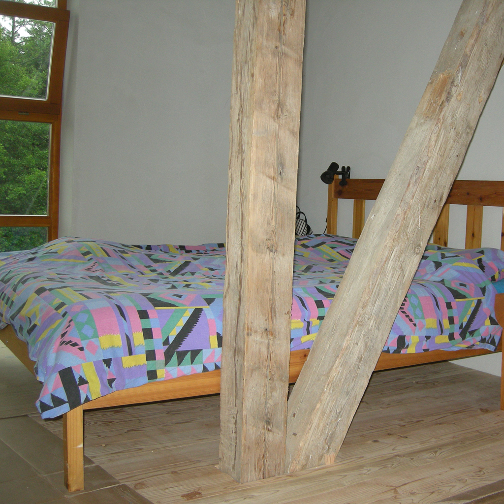 Sypialnia-jeszcze-nie-wykonczona-ale-lozko-juz-stoi