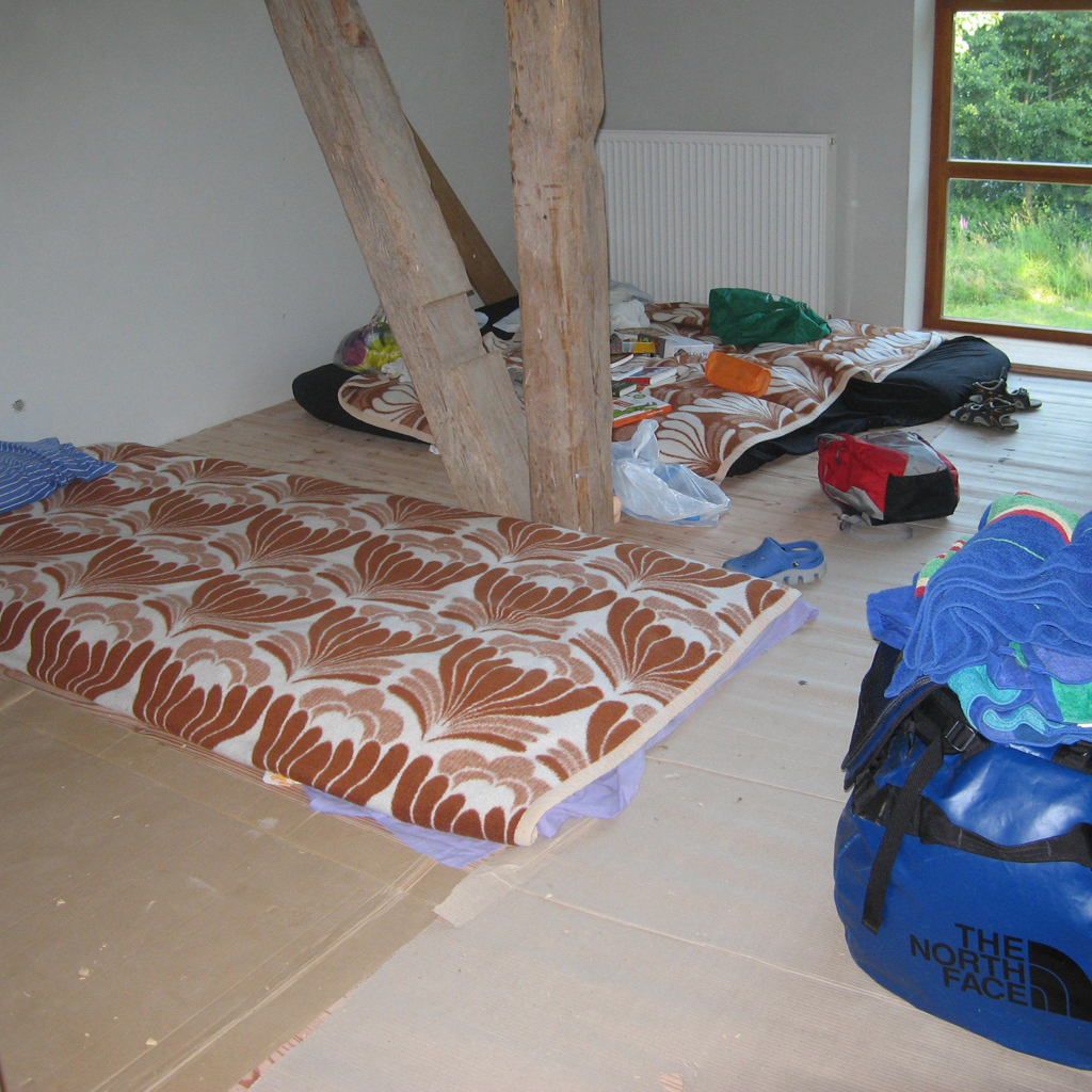 Rozlozone-materace-w-jednym-z-pokoi