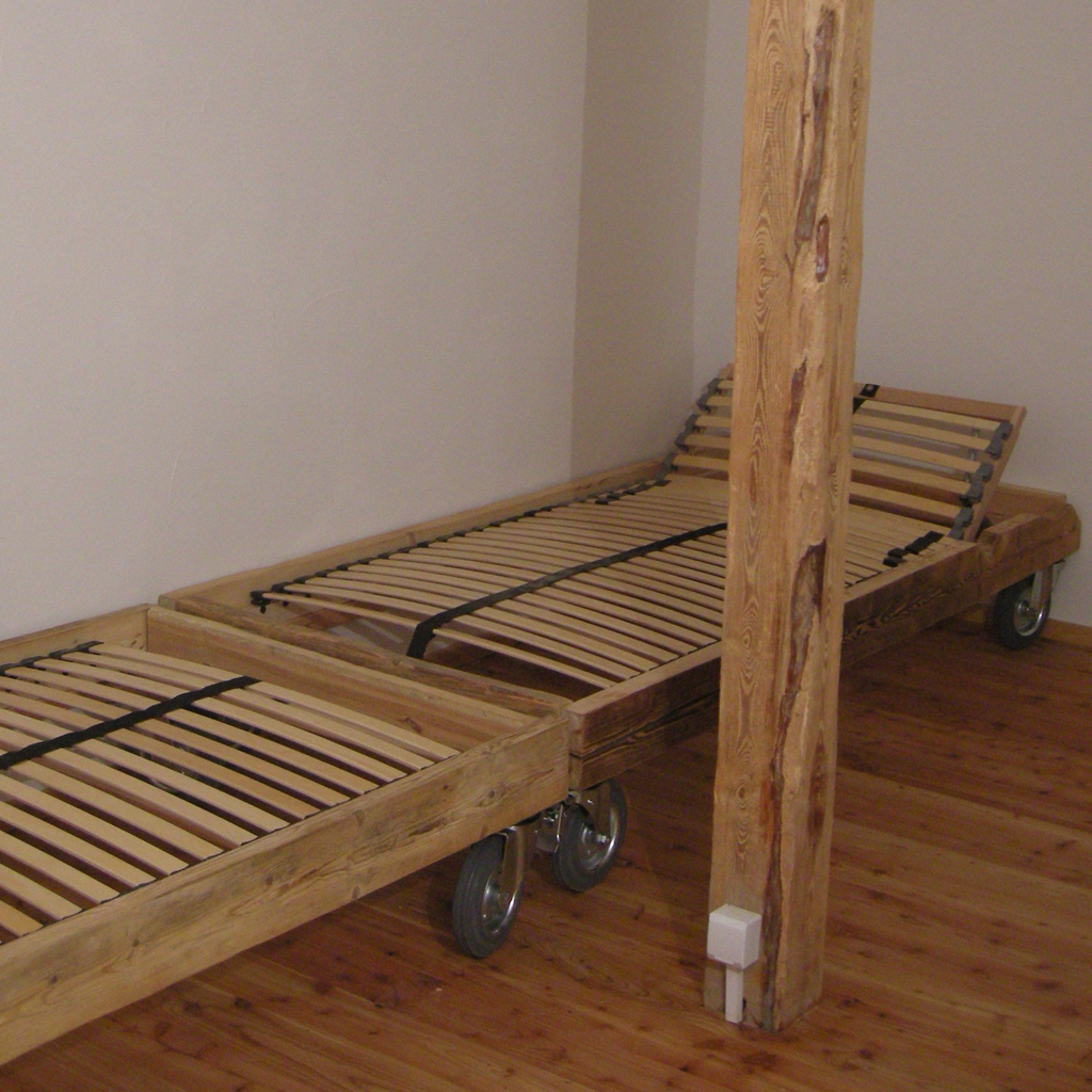 Lozka-zrobione-ze-starych-krokwi-z-dolozonymi-koleczkami