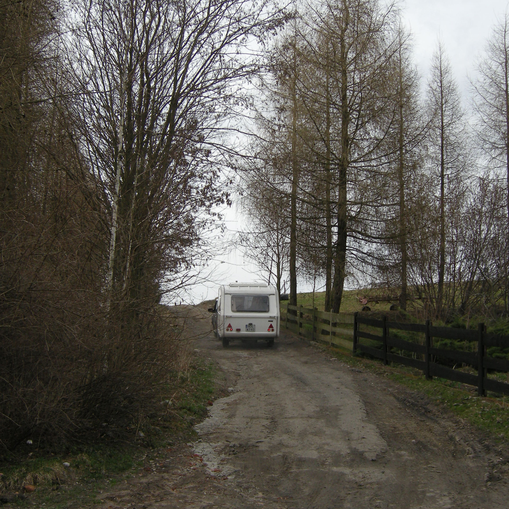 Odjezdza-przyczepa-droga-do-wsi