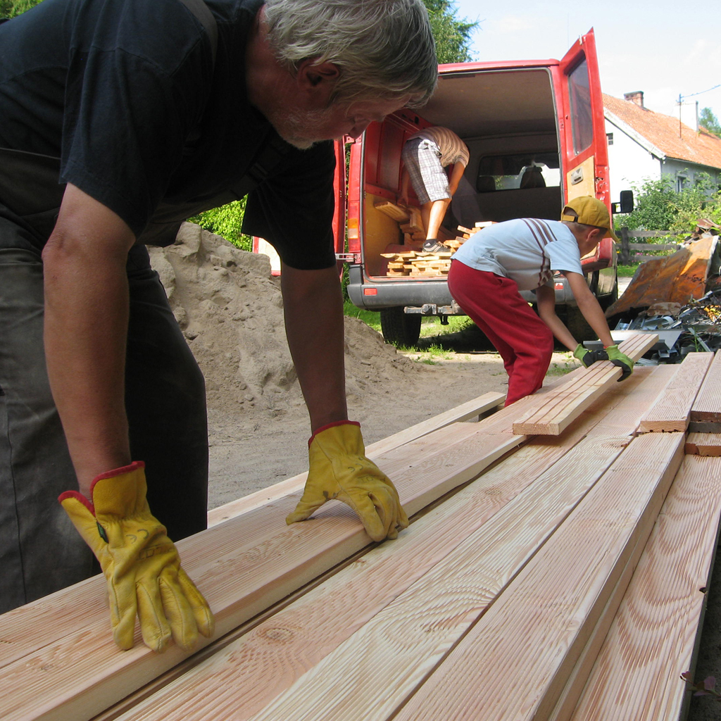 Wyladowanie-z-samochodu-desek-modrzewiowych-