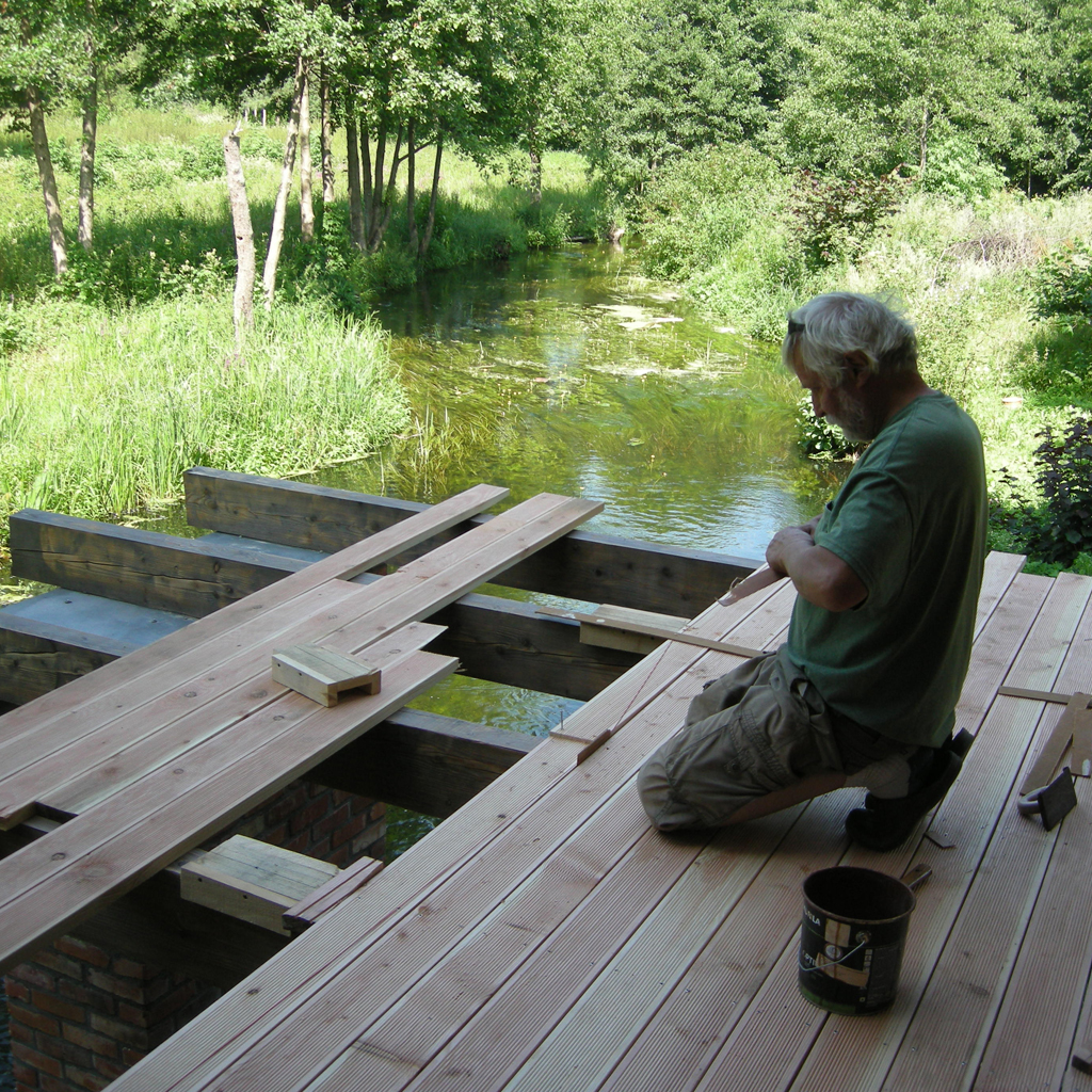 Przybijanie-kolejnych-desek-tarasowych-z-modrzewia