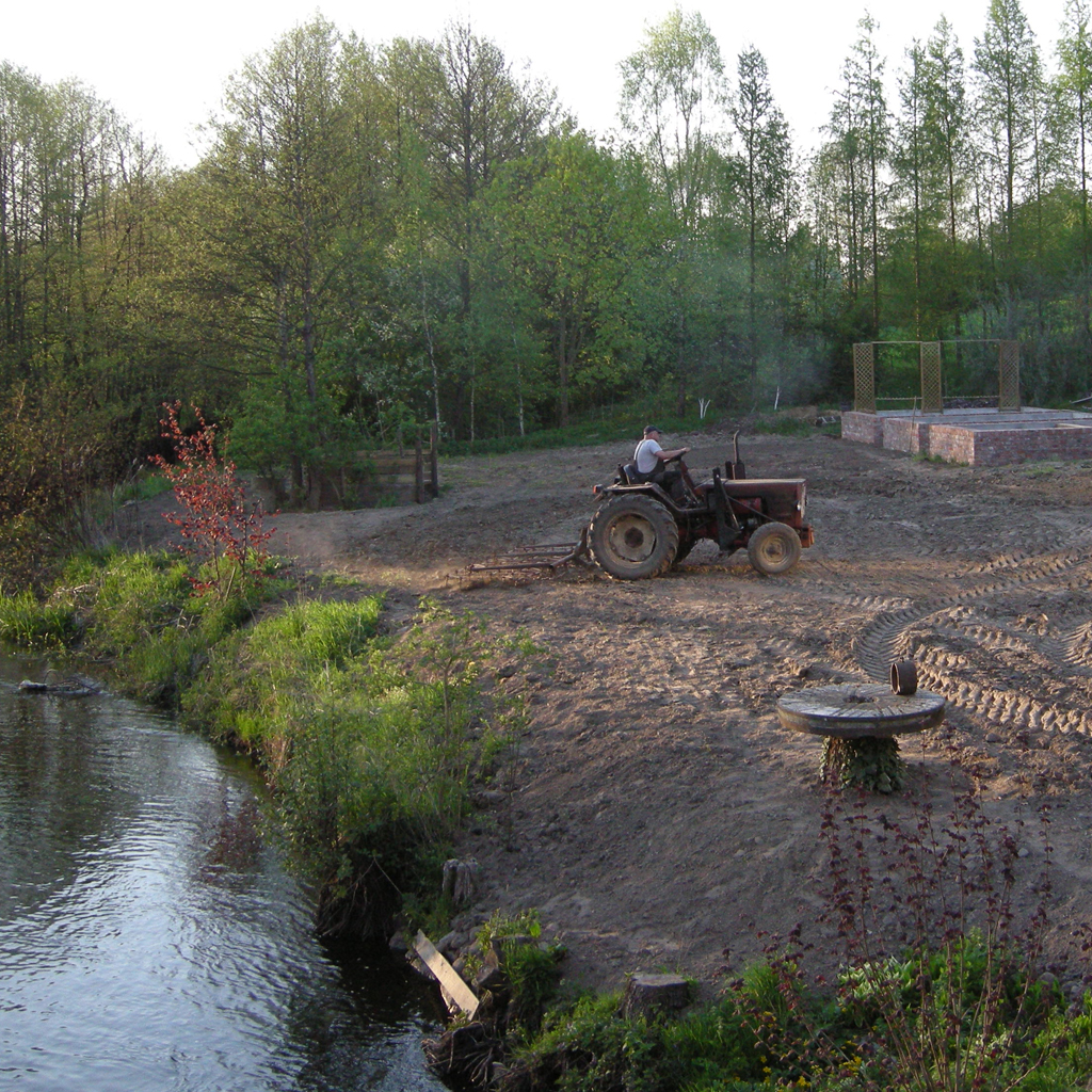 Wyrownywanie-ziemi-pod-przyszly-trawnik-nad-rzeka