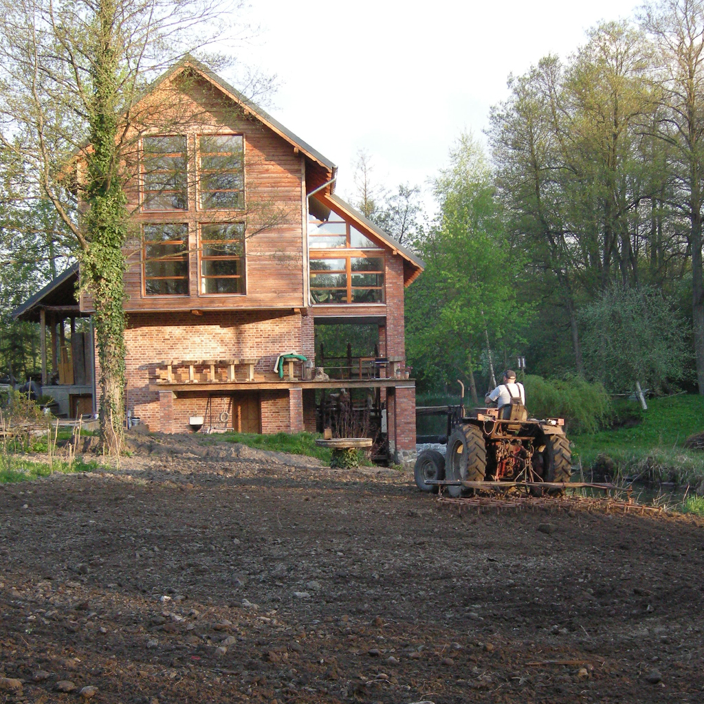 Wyrownujemy-ziemie-pod-przyszly-trawnik-przed-Mlynem-Patryki