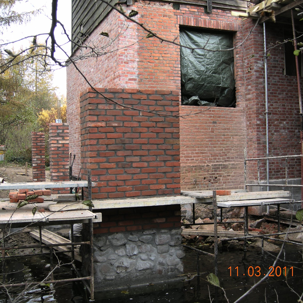 slupy wokol domu 1024x1024