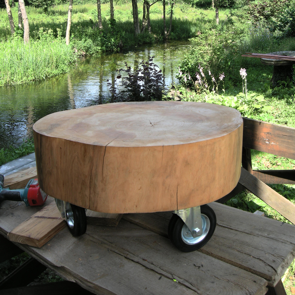 Stolik-wykonany-z-plastra-scietego-drzewa-zaopatrzony-w-trzy-koleczka