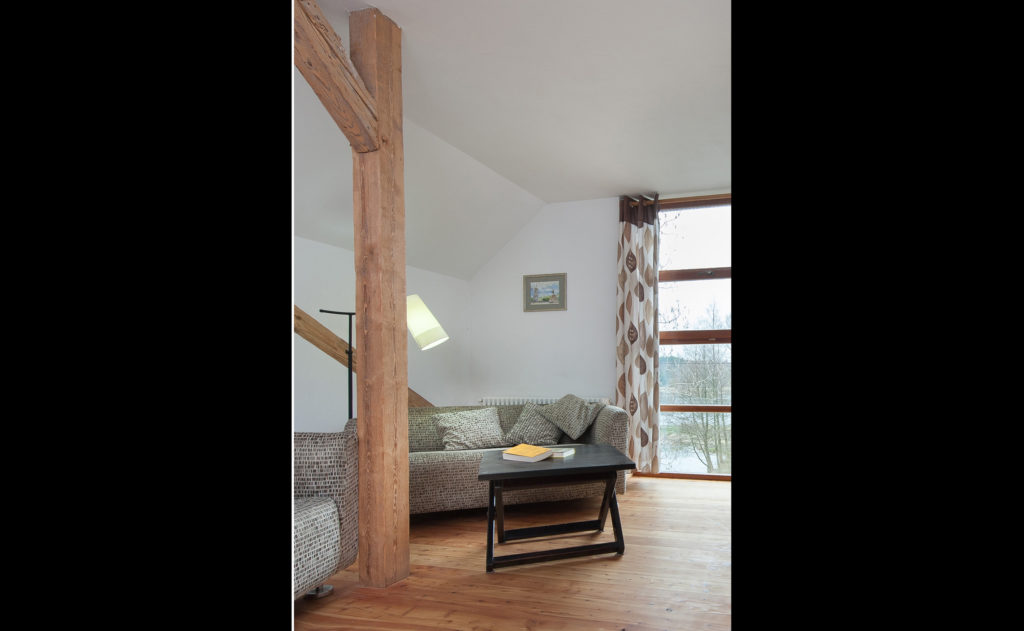 2a-kanapa-stolik-apartament-Mlyn-Patryki-fot-Jacek-Sztorc