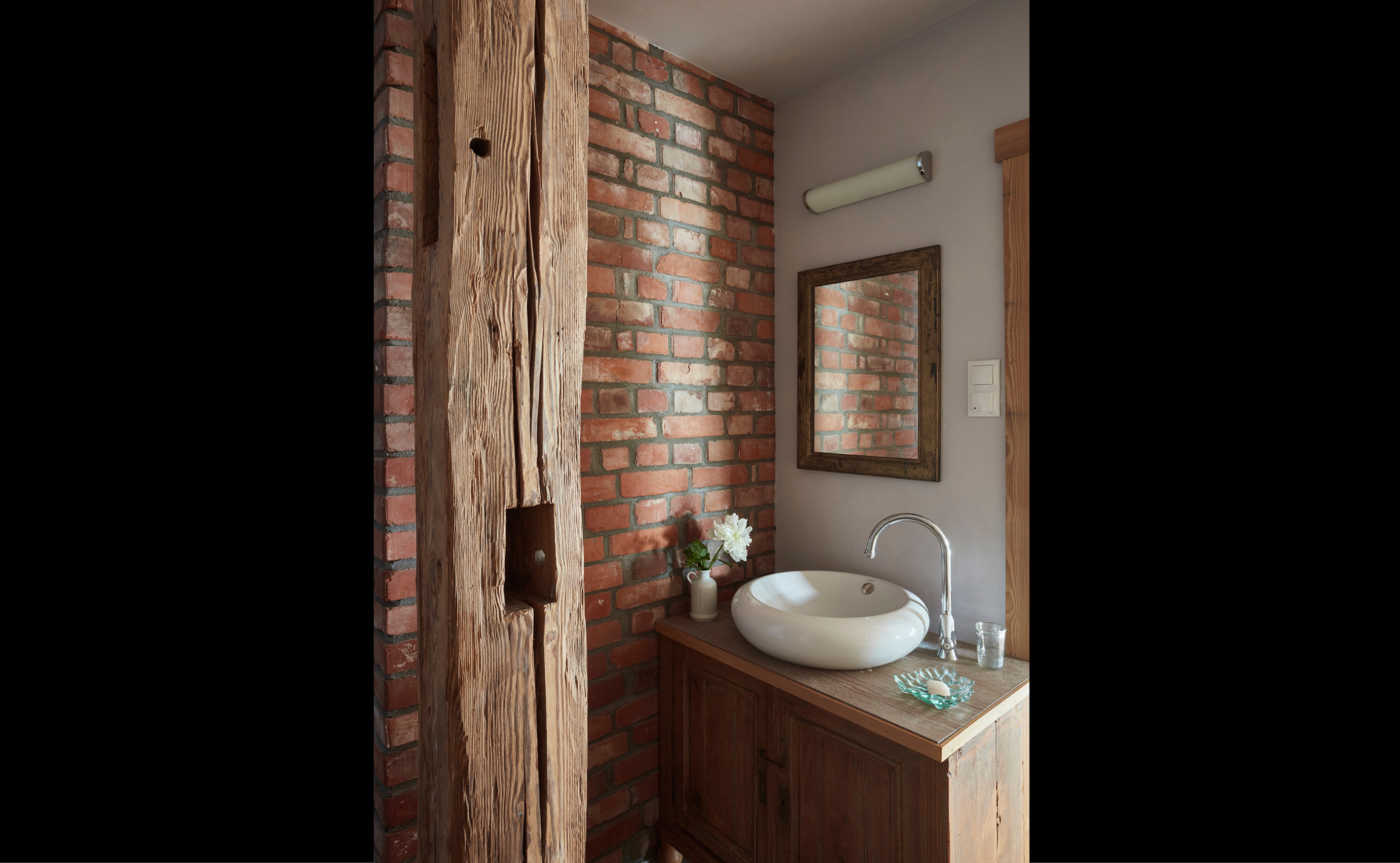 Łazienka w apartamencie - widok na szafkę z umywalką