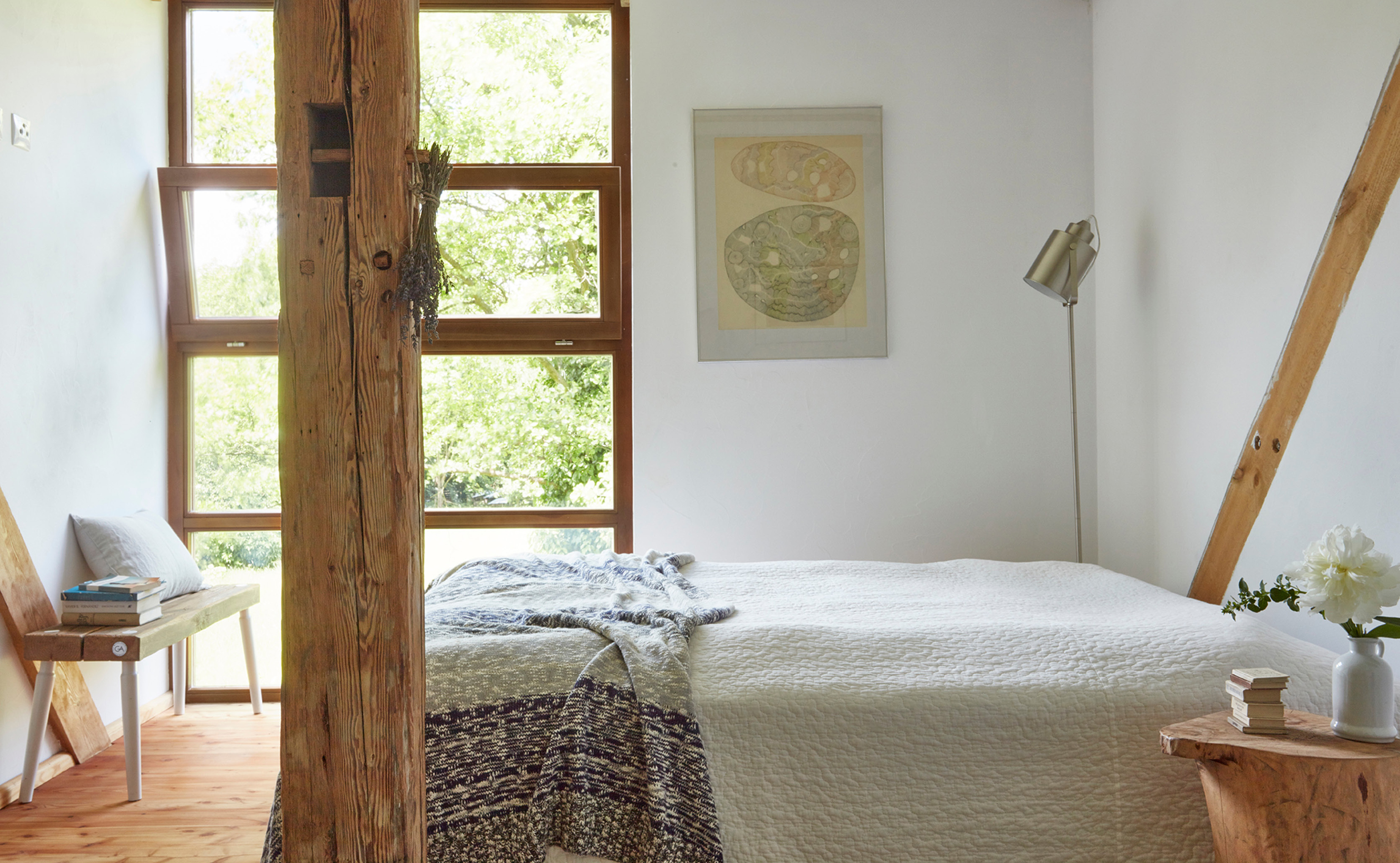 Pokój z komodą - widopk na łóżko i okno