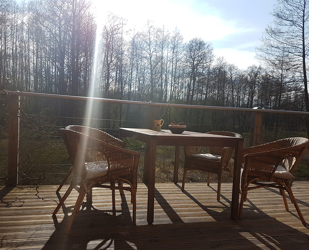 stol i slonce na tarasie